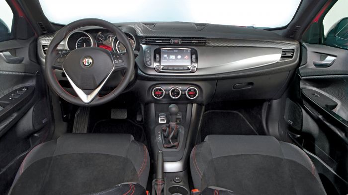 Με σπορτίφ επεμβάσεις το άκρως ποιοτικό εσωτερικό της νέας Alfa Romeo Giulietta Sprint.